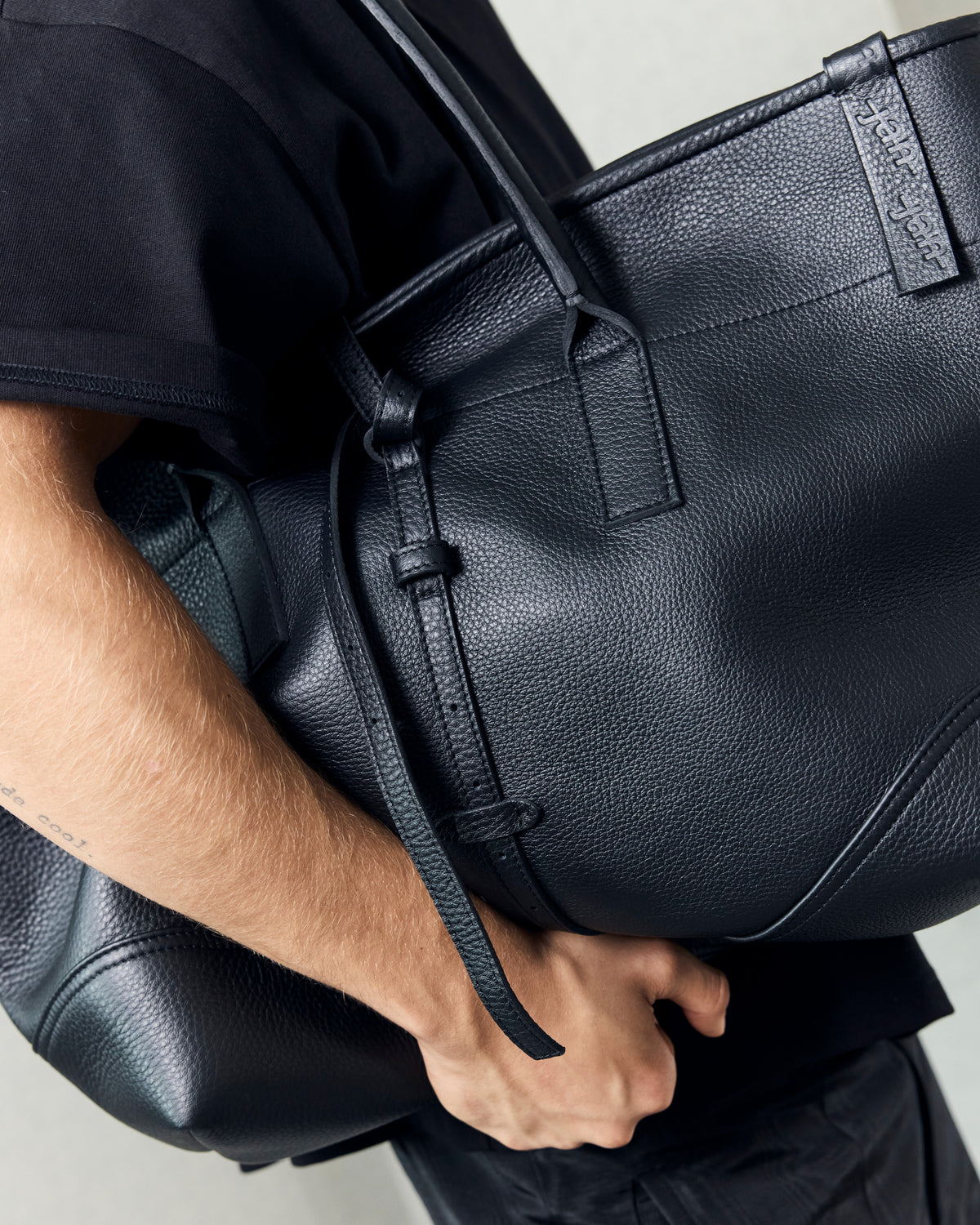 ARC TOTE BLACK