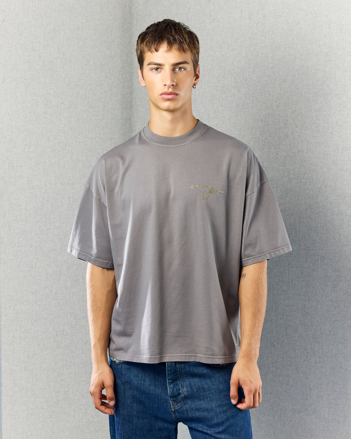 MANUSCRIPT TEE GREY