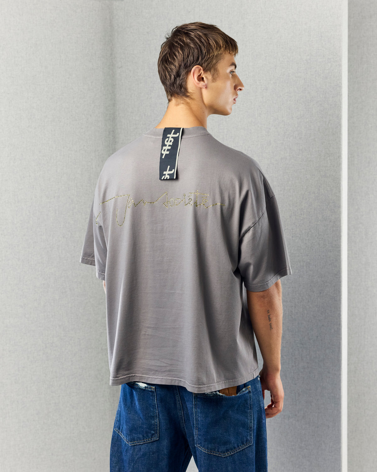 MANUSCRIPT TEE GREY