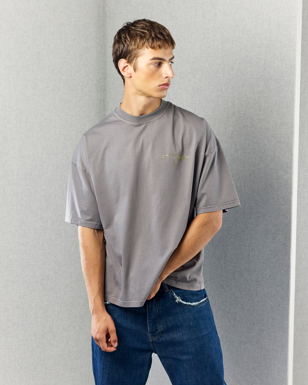 MANUSCRIPT TEE GREY