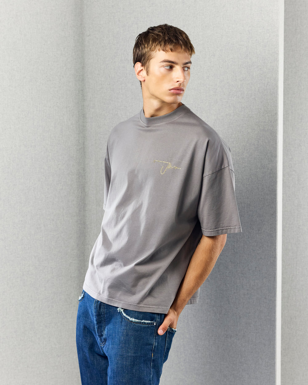 MANUSCRIPT TEE GREY