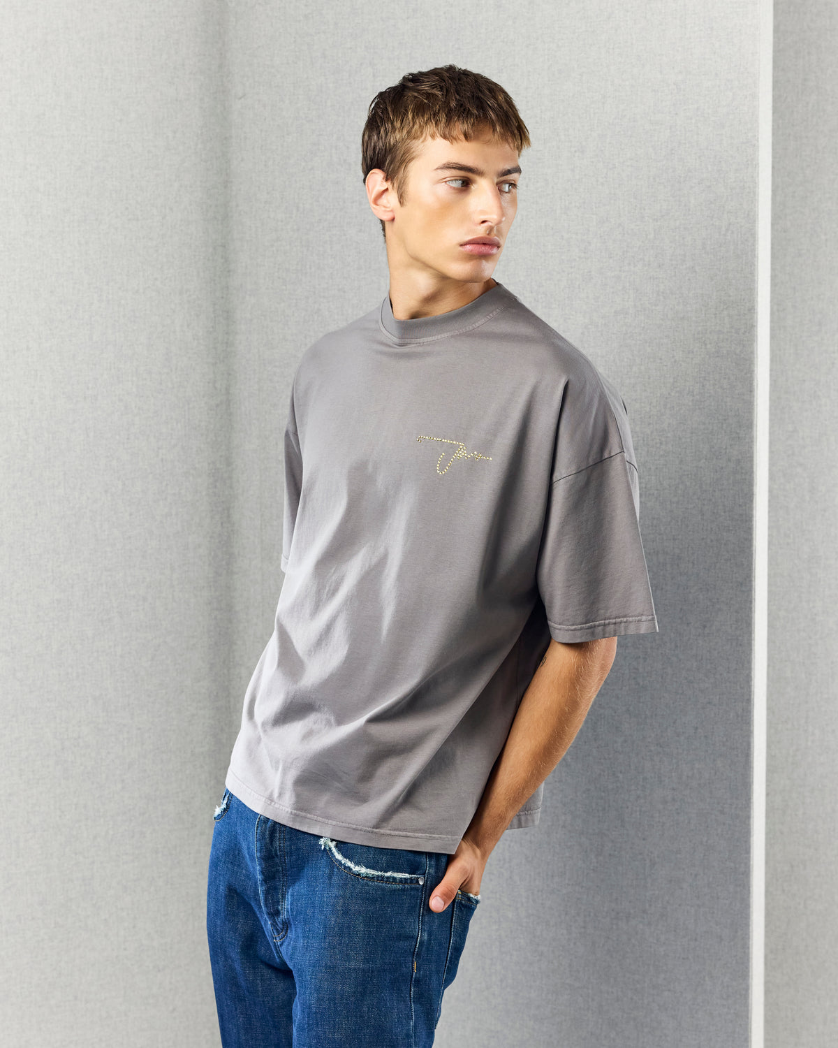 MANUSCRIPT TEE GREY