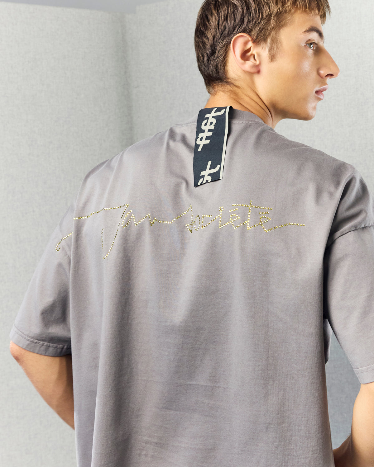 MANUSCRIPT TEE GREY