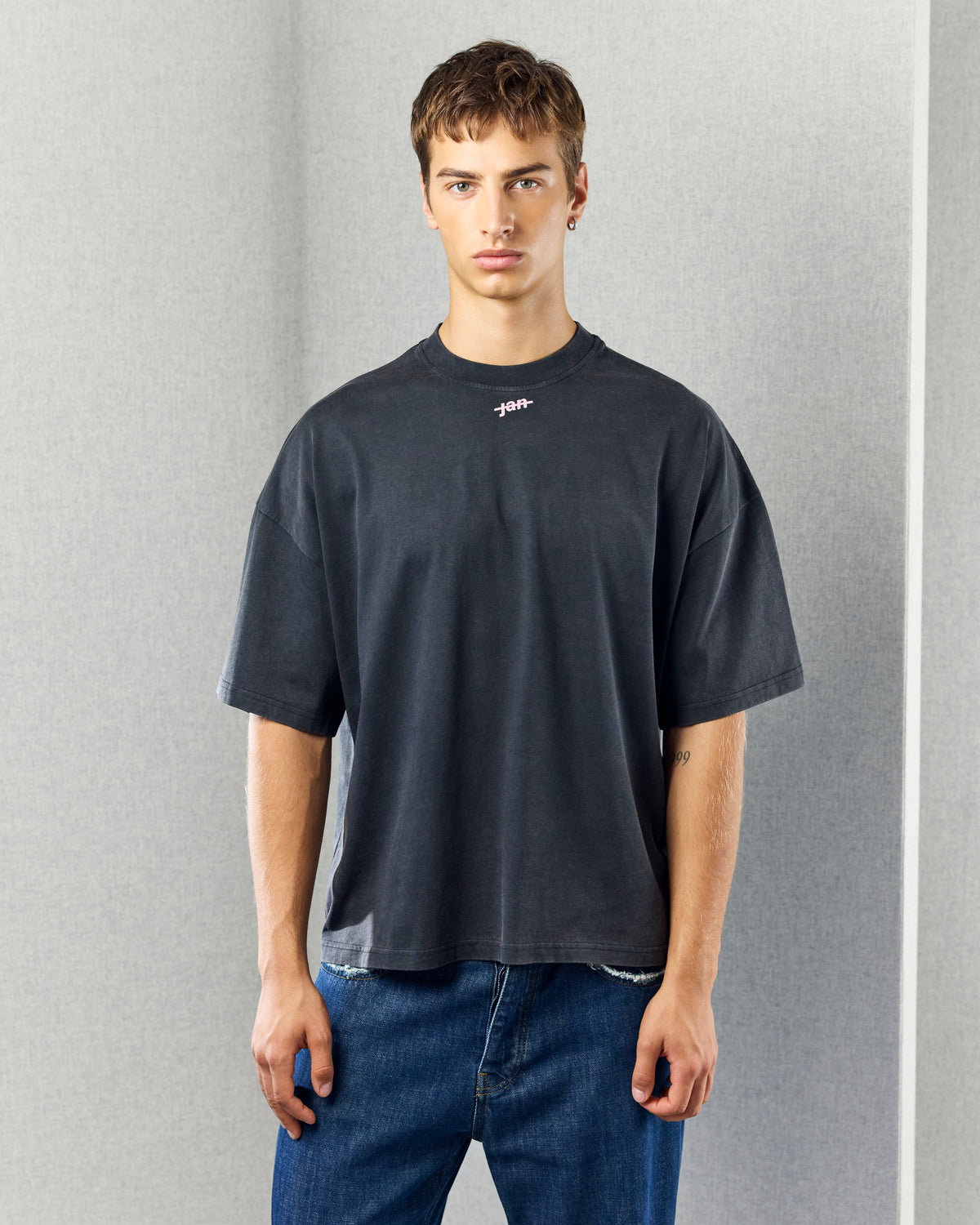 INTERNATIONALE TEE WASHED BLACK