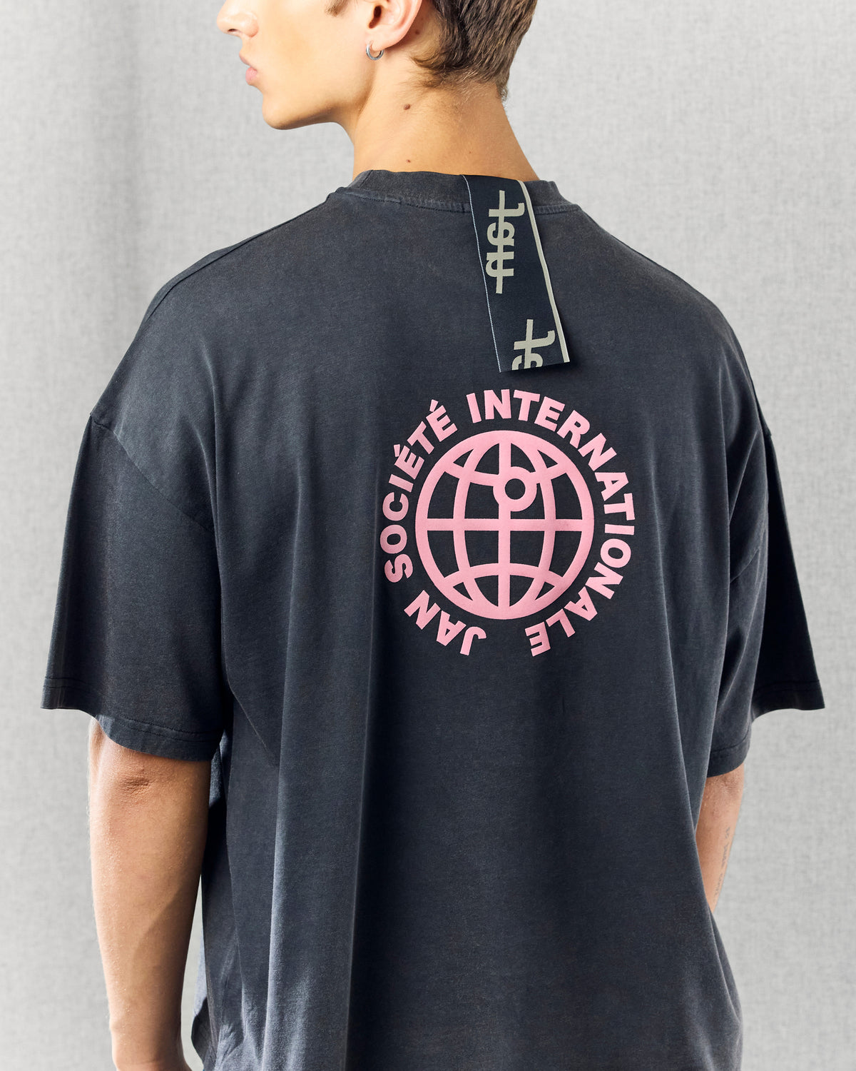 INTERNATIONALE TEE WASHED BLACK