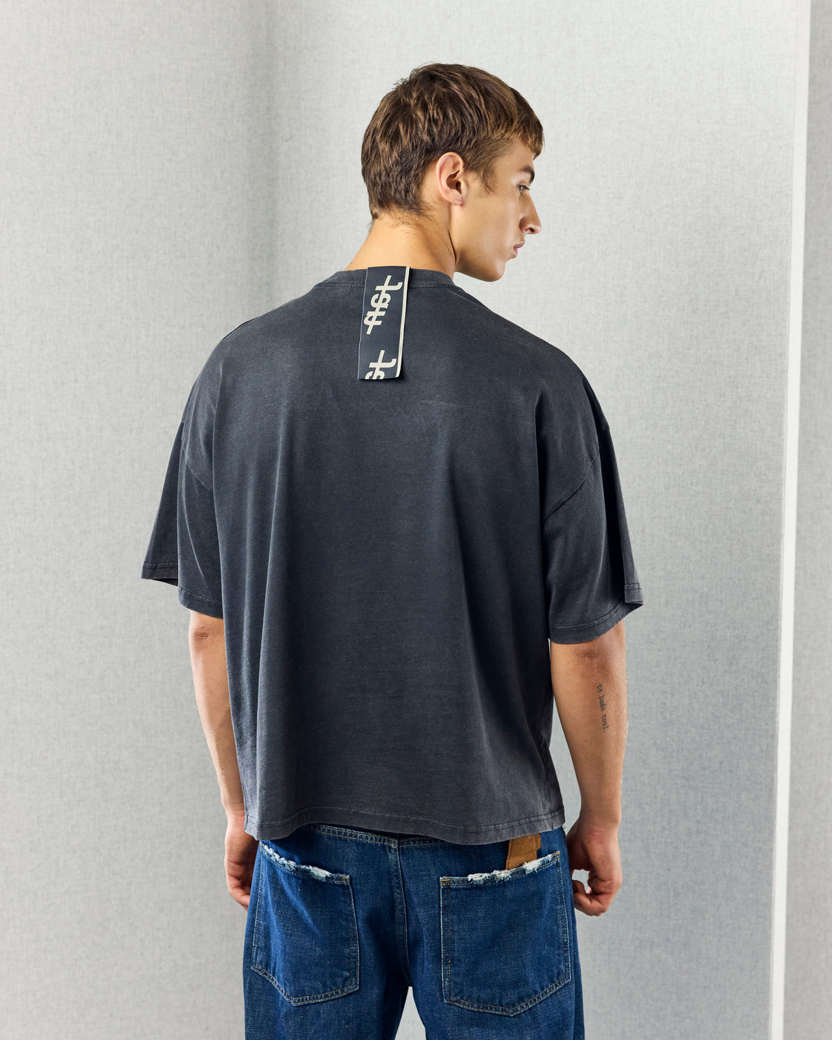 MANUSCRIPT TEE WASHED BLACK